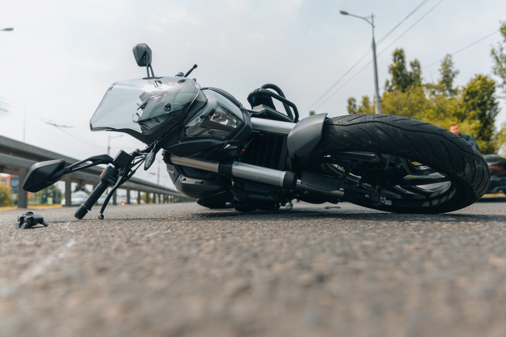 TheMotorcycleLiesOnTheSidewalkAfterARideSerious - welltica.dk - Vejen til et bedre liv