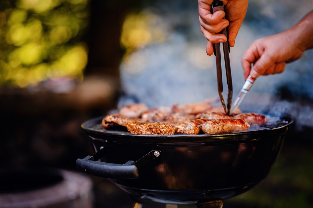 Close-upOfHandsMasterfullyFlippingMeatsOnASmokyGrill - welltica.dk - Vejen til et bedre liv