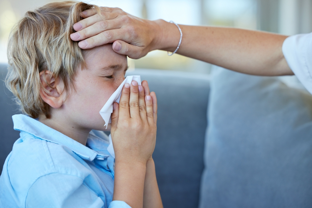 BlowingNoseChildAndHandOfMotherForFeverWith - welltica.dk - Vejen til et bedre liv