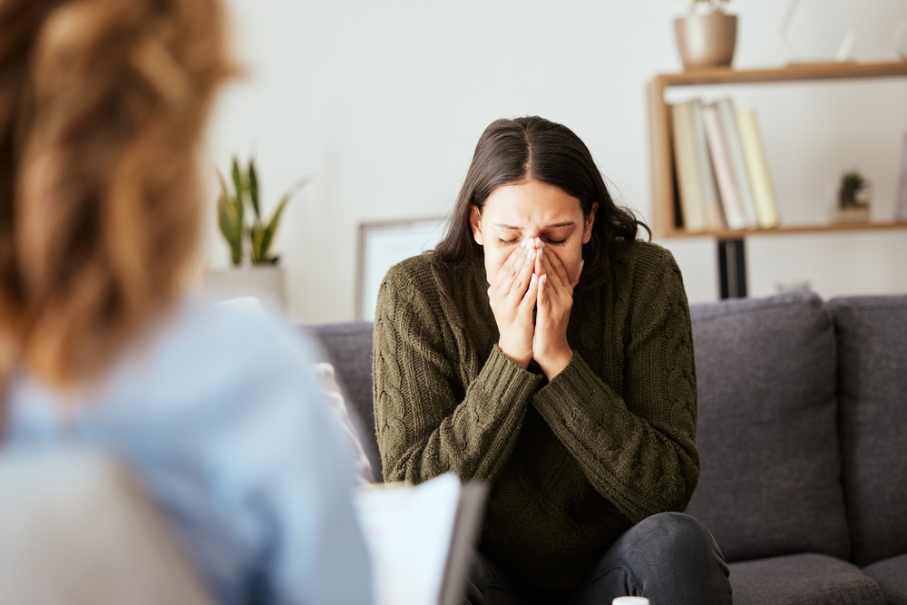 StressPsychologistAndTalkingToWomanPatientOnSofaFor - welltica.dk - Vejen til et bedre liv