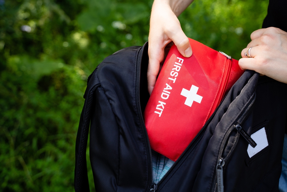 APersonIsCarefullyPackingAComprehensiveFirstAidKit - welltica.dk - Vejen til et bedre liv
