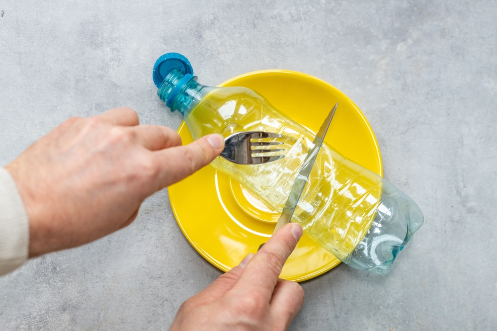 MicroplasticInFoodConceptGlobalEnvironmentalProblemPlasticPetBottle - welltica.dk - Vejen til et bedre liv
