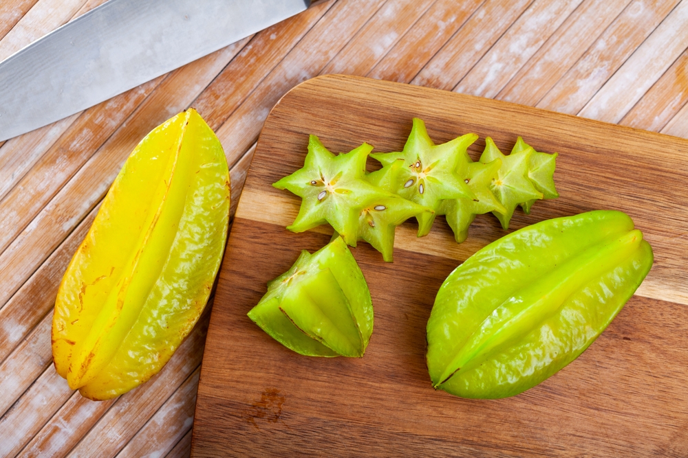 WholeAndSlicedFruitsFreshCarambolaOnWoodenTableHealthy - welltica.dk - Vejen til et bedre liv