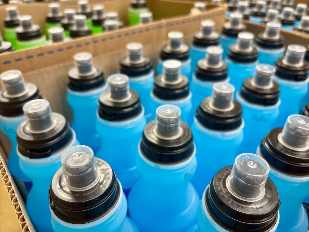 RowsOfBlueSportsDrinkBottlesWithBlackCapsIn - welltica.dk - Vejen til et bedre liv