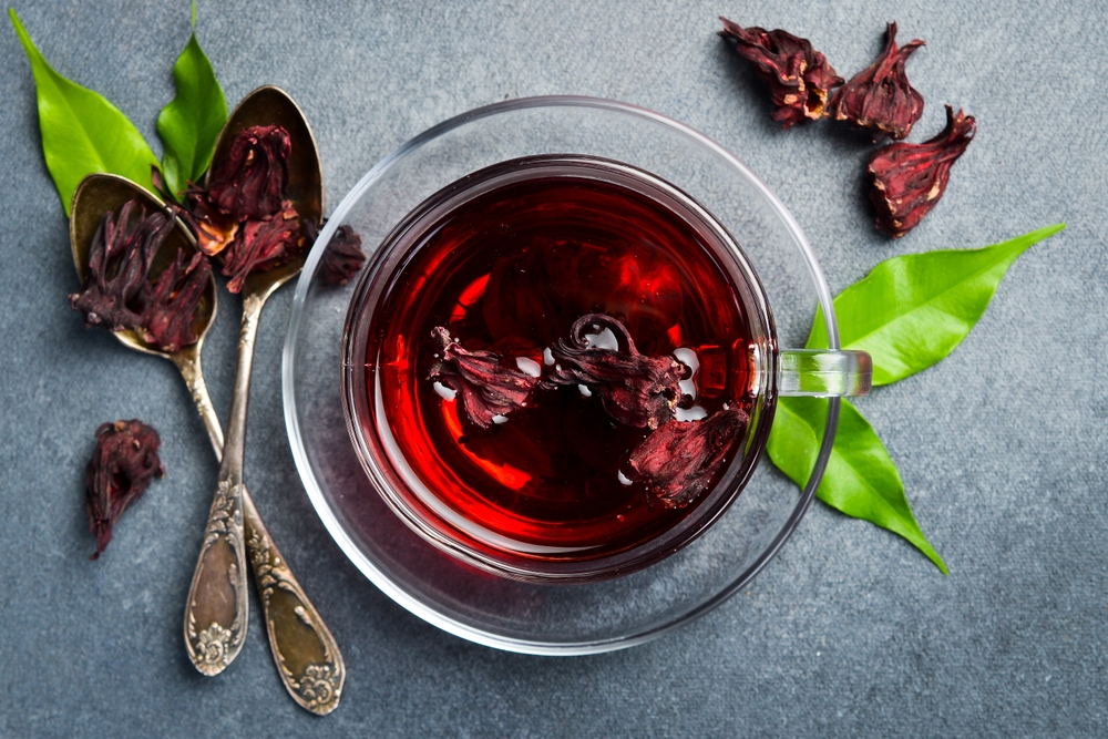 Close-upOfACupOfTeaRedHibiscusTeaWith - welltica.dk - Vejen til et bedre liv