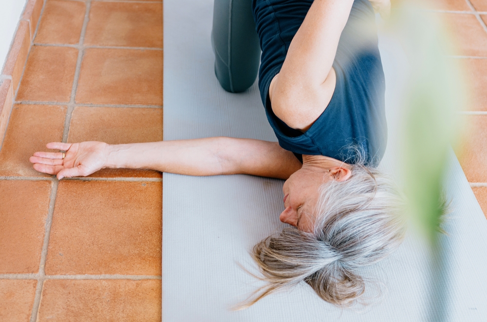 High-angleViewOfWomanPracticingThreadTheNeedlePoseWith - welltica.dk - Vejen til et bedre liv