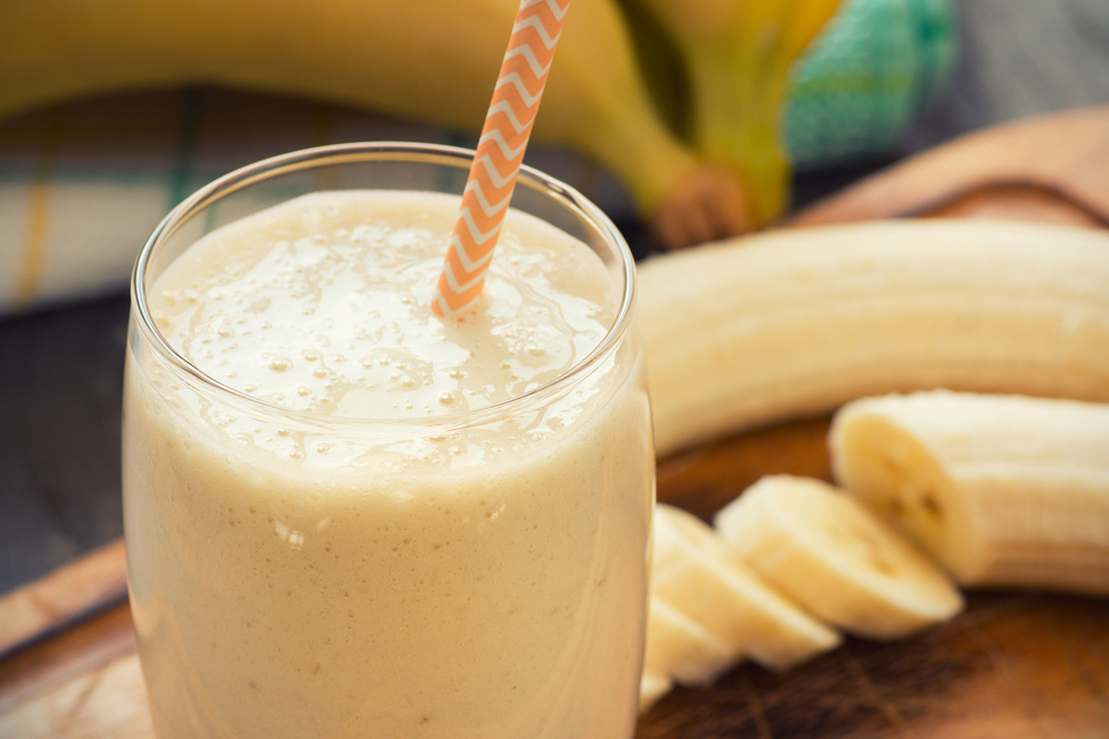 FreshMadeBananaSmoothieOnWoodenBackground - welltica.dk - Vejen til et bedre liv