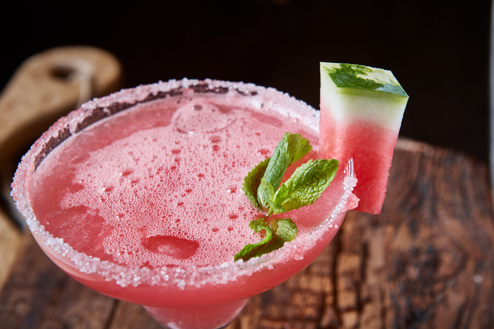 WatermelonFrozenCocktailWithCopySpaceOnWoodenBackground - welltica.dk - Vejen til et bedre liv
