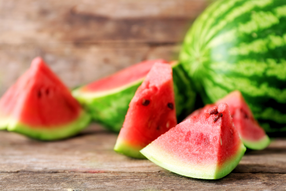 FreshSlicedWatermelonWoodenBackground - welltica.dk - Vejen til et bedre liv