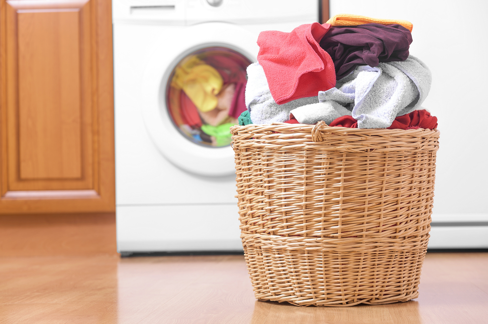 LaundryBasketOnTheBackgroundOfTheWashingMachine - welltica.dk - Vejen til et bedre liv