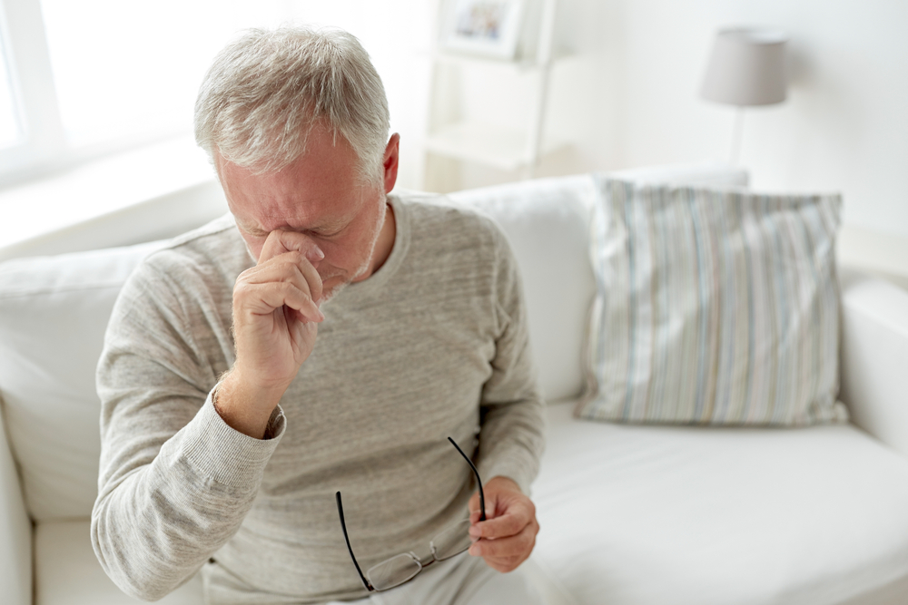 HealthcarePainStressAgeAndPeopleConcept-SeniorMan - welltica.dk - Vejen til et bedre liv