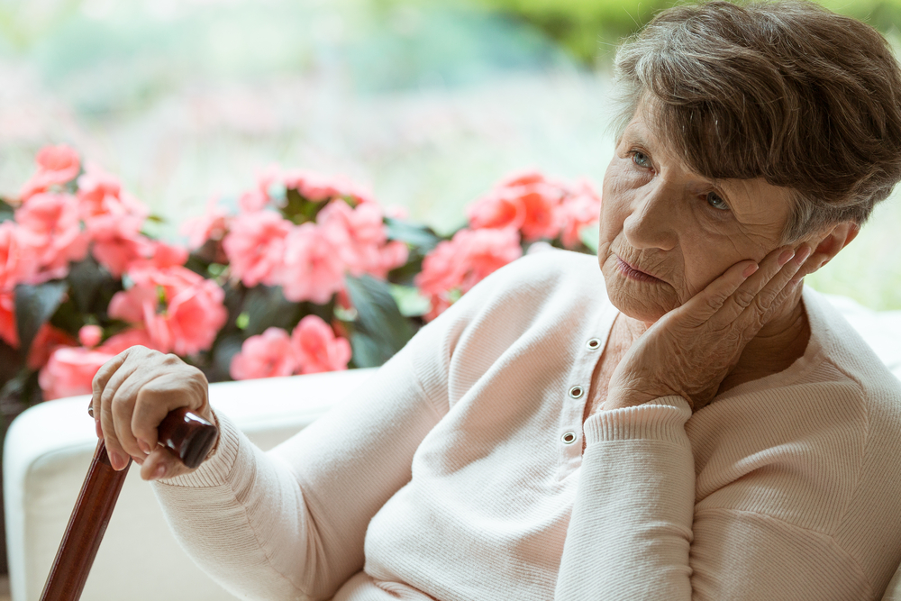 SadElderLadySittingOnTheSofaAndWorryingAbout - welltica.dk - Vejen til et bedre liv