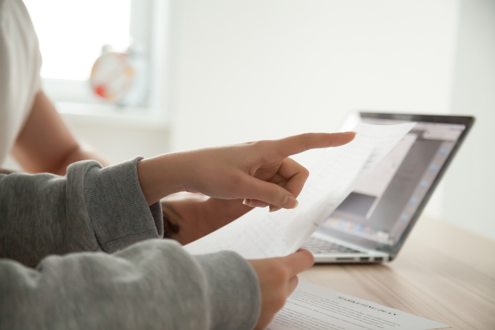FemaleHandPointingOnDocumentPayingAttentionToImportantTerm - welltica.dk - Vejen til et bedre liv