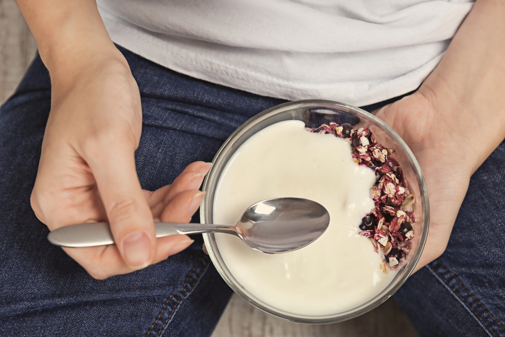 WomanEatingTastyYogurtWithOatFlakesAndBlueberryCloseup - welltica.dk - Vejen til et bedre liv