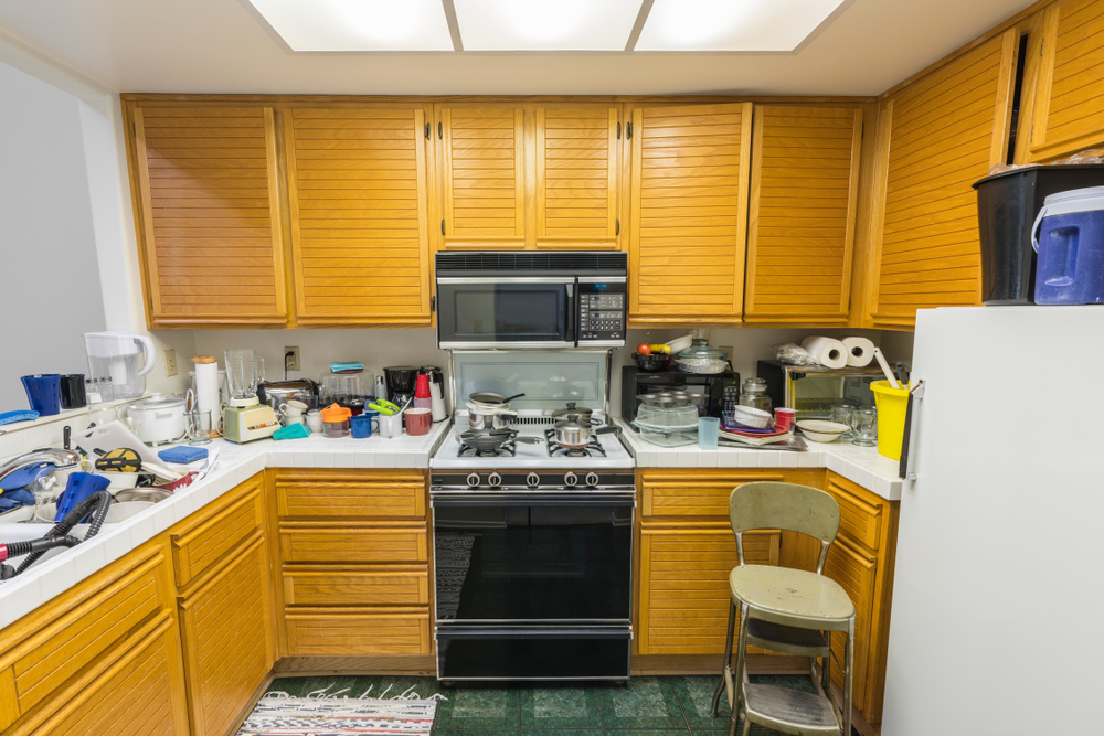 MessyOldCondoKitchenWithOakCabinetsTileCountertopsGas - welltica.dk - Vejen til et bedre liv