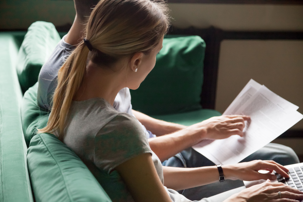 CoupleFillingOnlineFormOnWebsiteOrUsingLaptopApplication - welltica.dk - Vejen til et bedre liv