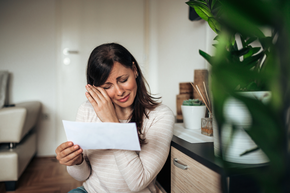 PortraitOfASadWomanBrokenAfterReadingBadNews - welltica.dk - Vejen til et bedre liv