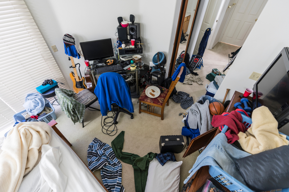 VeryMessyClutteredteenageBoysBedroomWithPilesOfClothesElectronics - welltica.dk - Vejen til et bedre liv