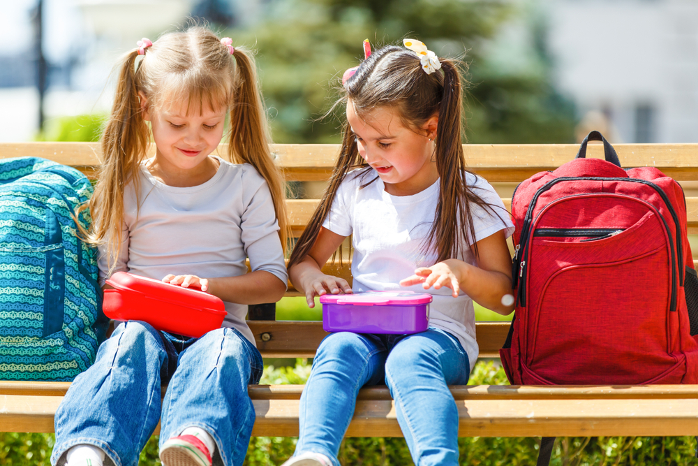 ElementarySchoolKidsSittingWithPackedLunches - welltica.dk - Vejen til et bedre liv
