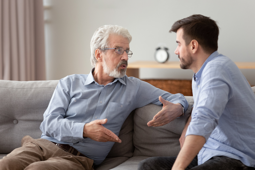 Serious60sElderlyFatherAndGrownUpAdultSonSitting - welltica.dk - Vejen til et bedre liv