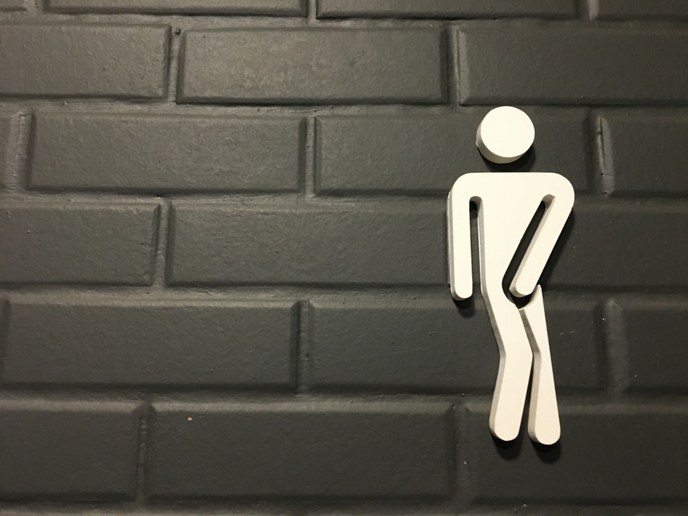 MenRestroomPictogramsFunnyToiletSigningOnBlackBrickWall - welltica.dk - Vejen til et bedre liv