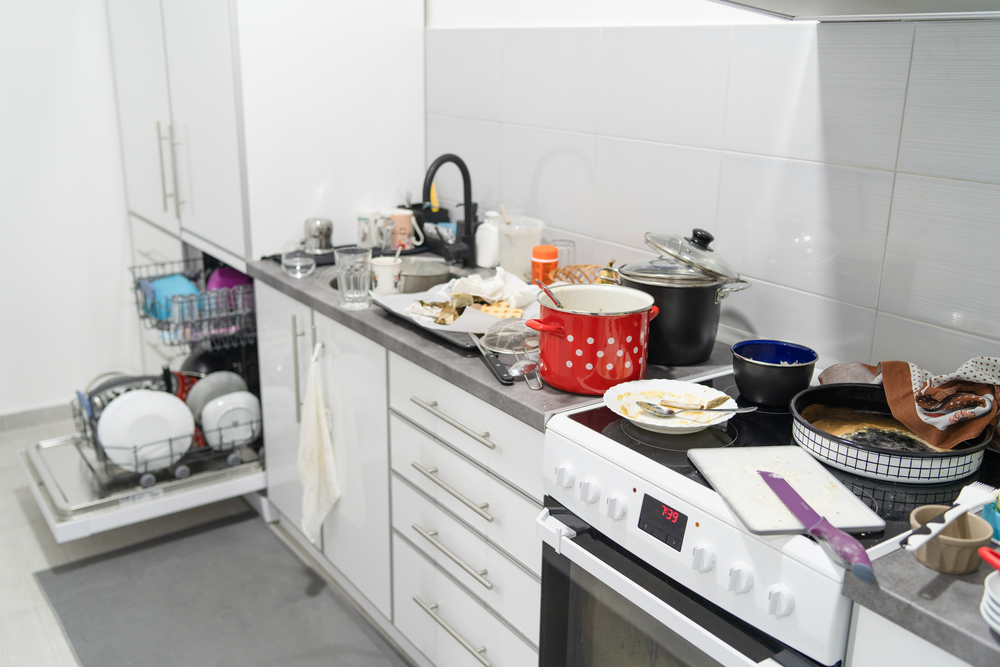 SideViewOnWhiteKitchenWithUnwashedDirtyPotsAnd - welltica.dk - Vejen til et bedre liv
