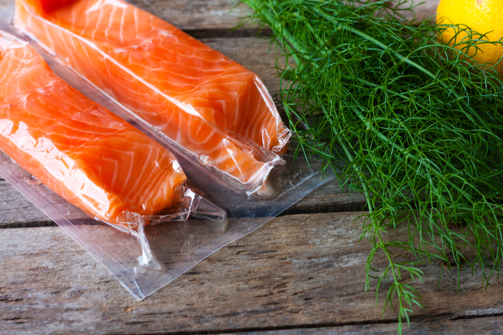 RedFishOSalmonFilletsInVacuumPackageOnWooden - welltica.dk - Vejen til et bedre liv