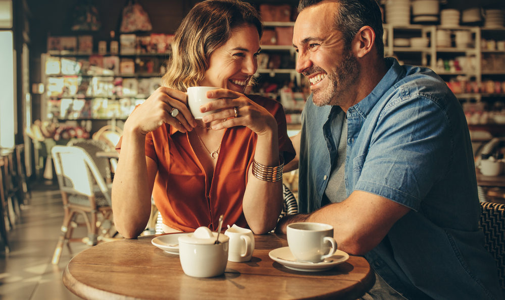CoupleHavingCoffeeAtACoffeeShopManAndWoman - welltica.dk - Vejen til et bedre liv