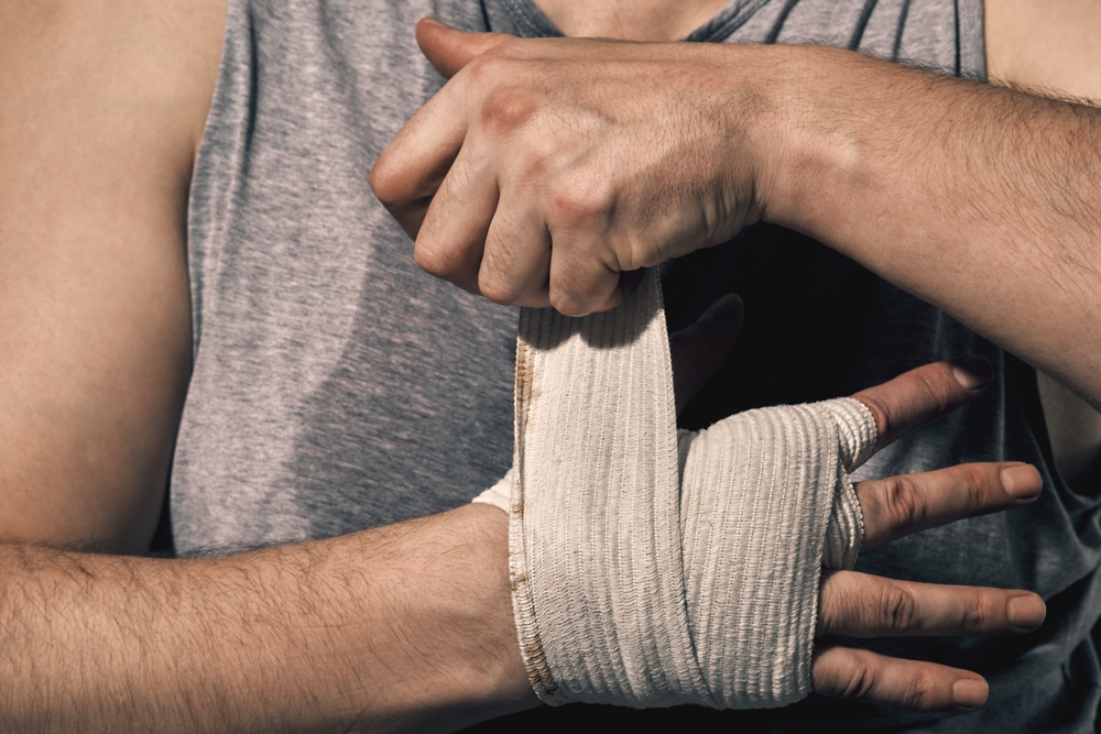 AFighterBandagesHisHandsBeforeAFightBoxerGetting - welltica.dk - Vejen til et bedre liv