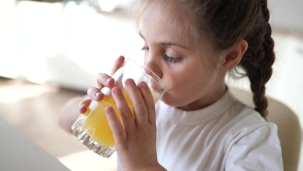 GirlChildDrinkingJuiceHappyFamilyAHealthyEatingKid - welltica.dk - Vejen til et bedre liv