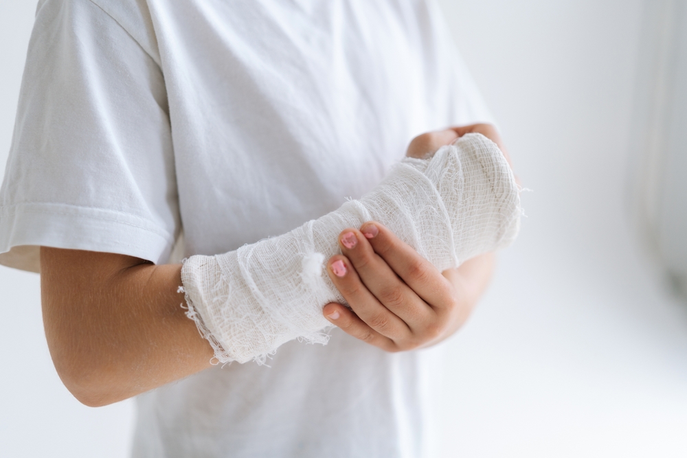 Close-upCroppedShotOfUnrecognizableLittleGirlWithBrokenHand - welltica.dk - Vejen til et bedre liv