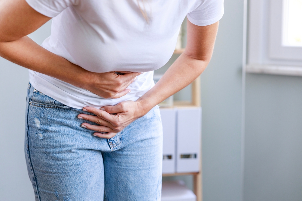 YoungWomanHavingPainfulStomachAcheChronicGastritisStomachOr - welltica.dk - Vejen til et bedre liv
