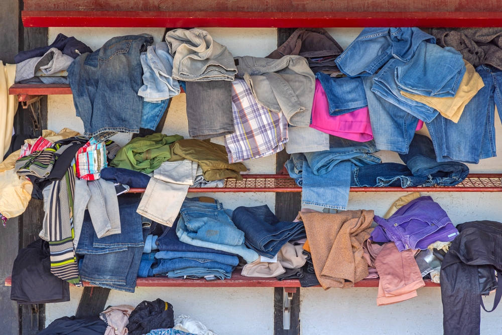MessyWardrobeClosetShelfWithPantsDenimChaos - welltica.dk - Vejen til et bedre liv