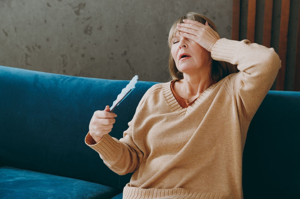 ElderlyOverheatedWoman50sYearsOldWearsCasualClothesSits - welltica.dk - Vejen til et bedre liv