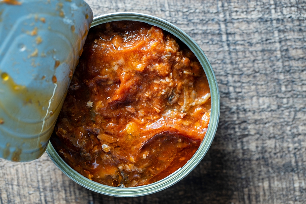 OpenCannedSardinesInTomatoSauceOnAWoodenBackground - welltica.dk - Vejen til et bedre liv