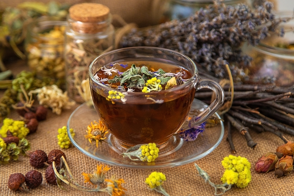 HerbalTeaWithMedicinalHerbsAndFlowersSelectiveFocusDrink - welltica.dk - Vejen til et bedre liv