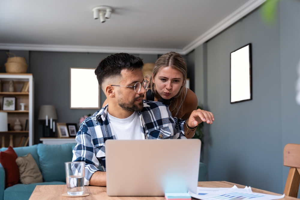 MaleStudentOrFreelancerTryingToWorkOnALaptop - welltica.dk - Vejen til et bedre liv