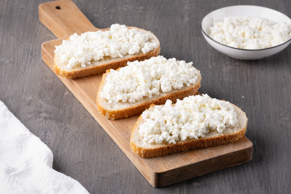 BreadWithCurdCheeseOnWoodenBoard - welltica.dk - Vejen til et bedre liv