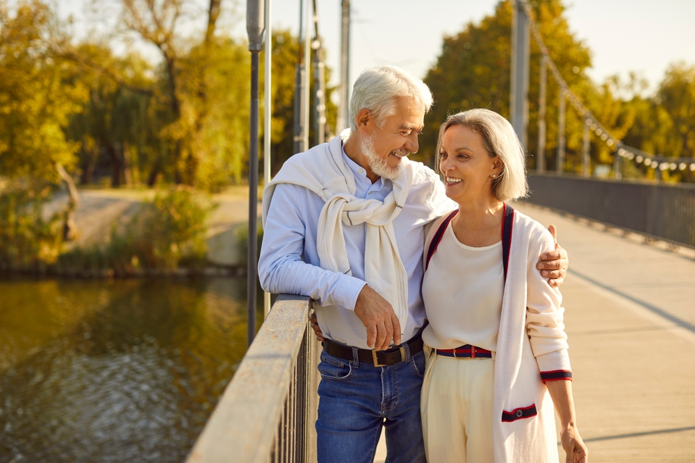 SmilingAndHappySeniorCoupleEnjoysALeisureWalkIn - welltica.dk - Vejen til et bedre liv