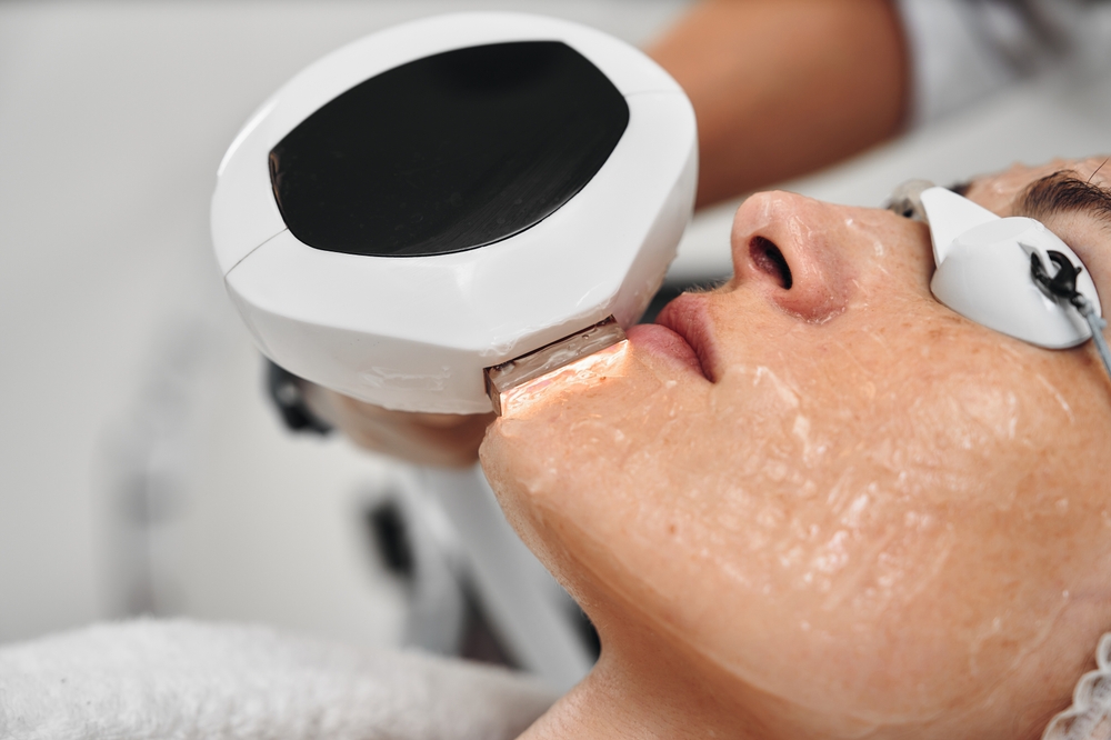 AWomanReceivesIplTherapyInABeautySalonHigh - welltica.dk - Vejen til et bedre liv