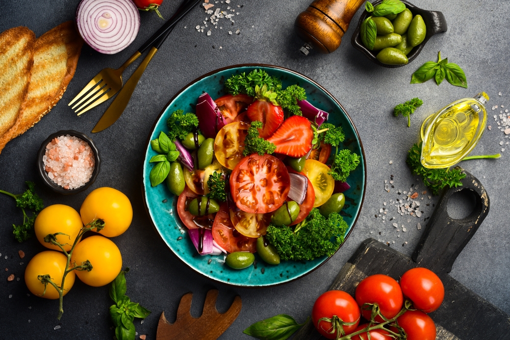 FreshVegetableSummerColorfulSaladVegetarianFoodTopView - welltica.dk - Vejen til et bedre liv