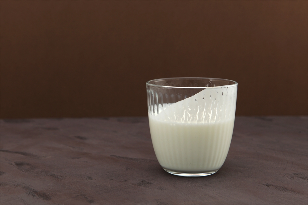 AyranOrKefirOnBrownBackgroundSideViewButtermilkMade - welltica.dk - Vejen til et bedre liv