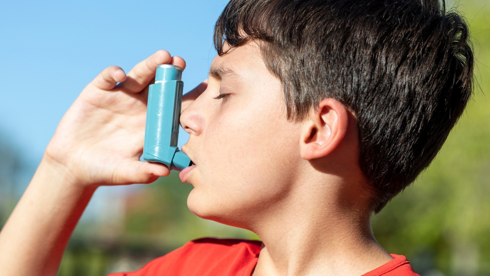 CloseUpViewOfYoungManWithAsthmaInhalerOutdoors - welltica.dk - Vejen til et bedre liv