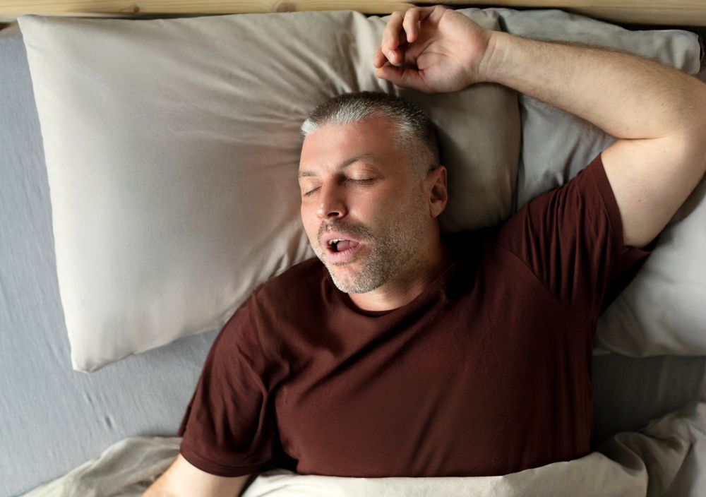 MiddleAgedManSleepingAndSnoringLyingWithClosedEyes - welltica.dk - Vejen til et bedre liv