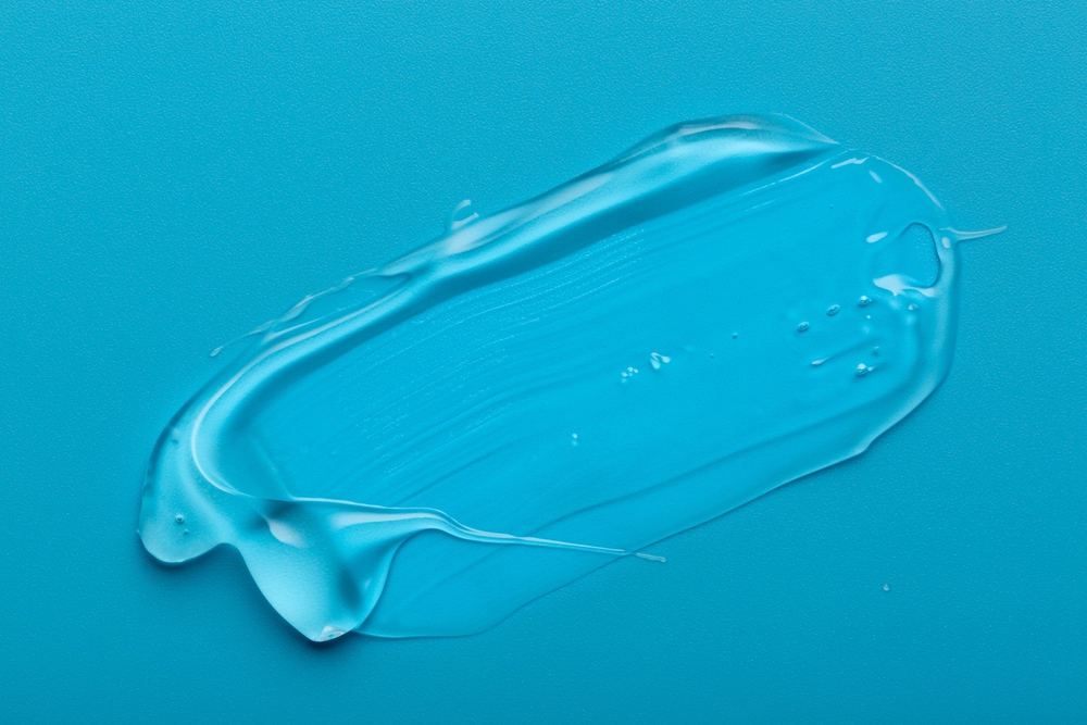 MacroImageOfTransparentLiquidGelMoisturizerWithBubblesOn - welltica.dk - Vejen til et bedre liv