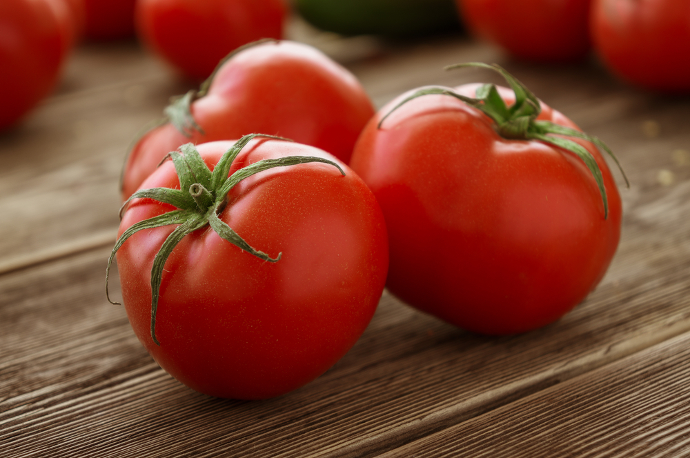 Close-upOfFreshRipeTomatoesOnWoodBackground - welltica.dk - Vejen til et bedre liv