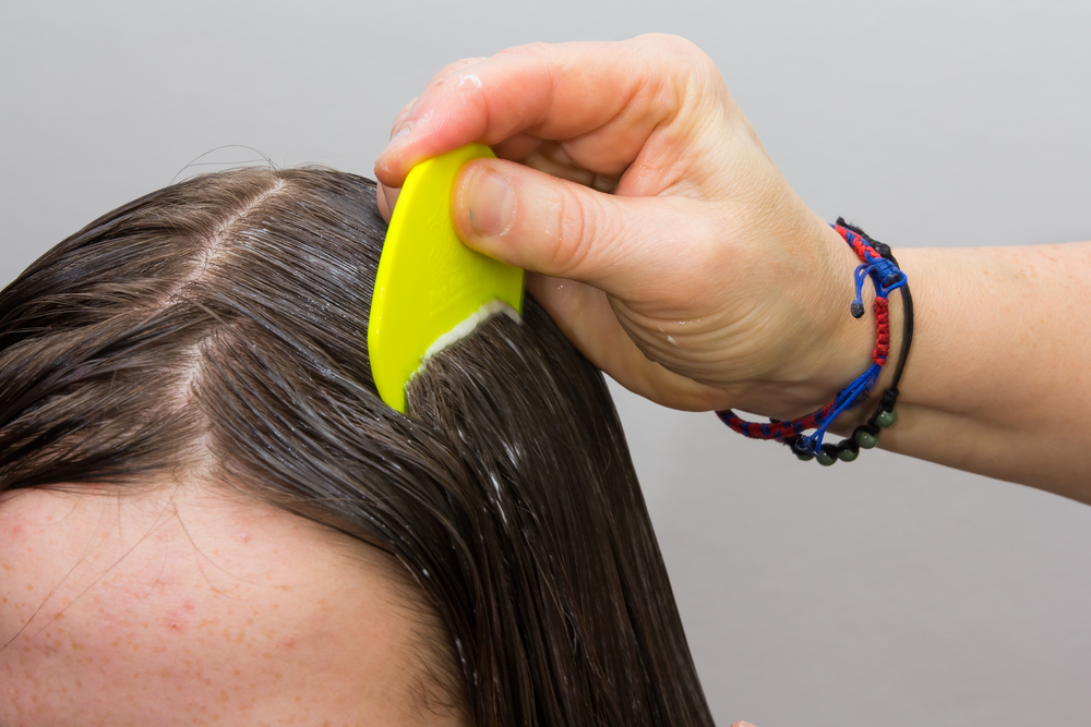 GirlsHairBeingExaminedAndCleanedForLice - welltica.dk - Vejen til et bedre liv