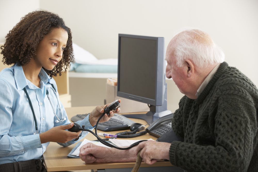 YoungFemaleDoctorTakingSeniorMansBloodPressure - welltica.dk - Vejen til et bedre liv