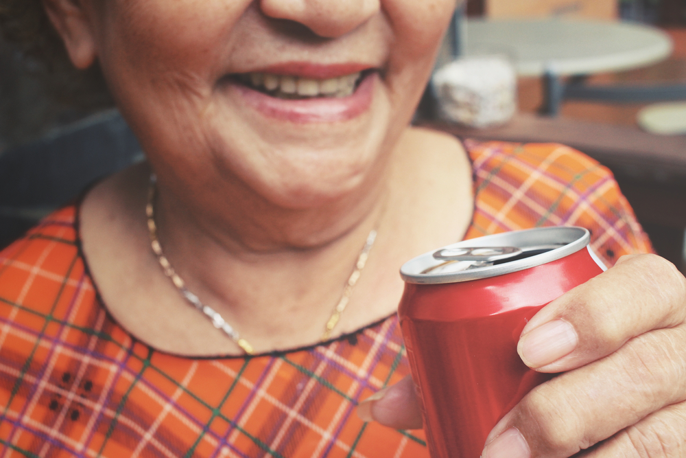 SeniorDrinkingColaCan - welltica.dk - Vejen til et bedre liv