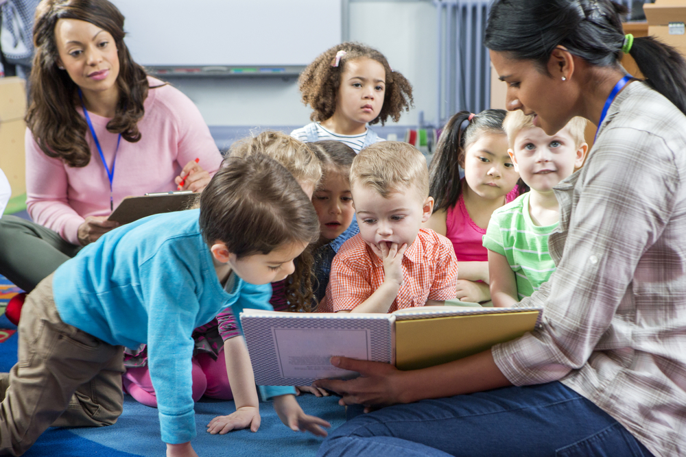 FemaleTeacherGivingALessonToNurseryStudentsTheyAre - welltica.dk - Vejen til et bedre liv